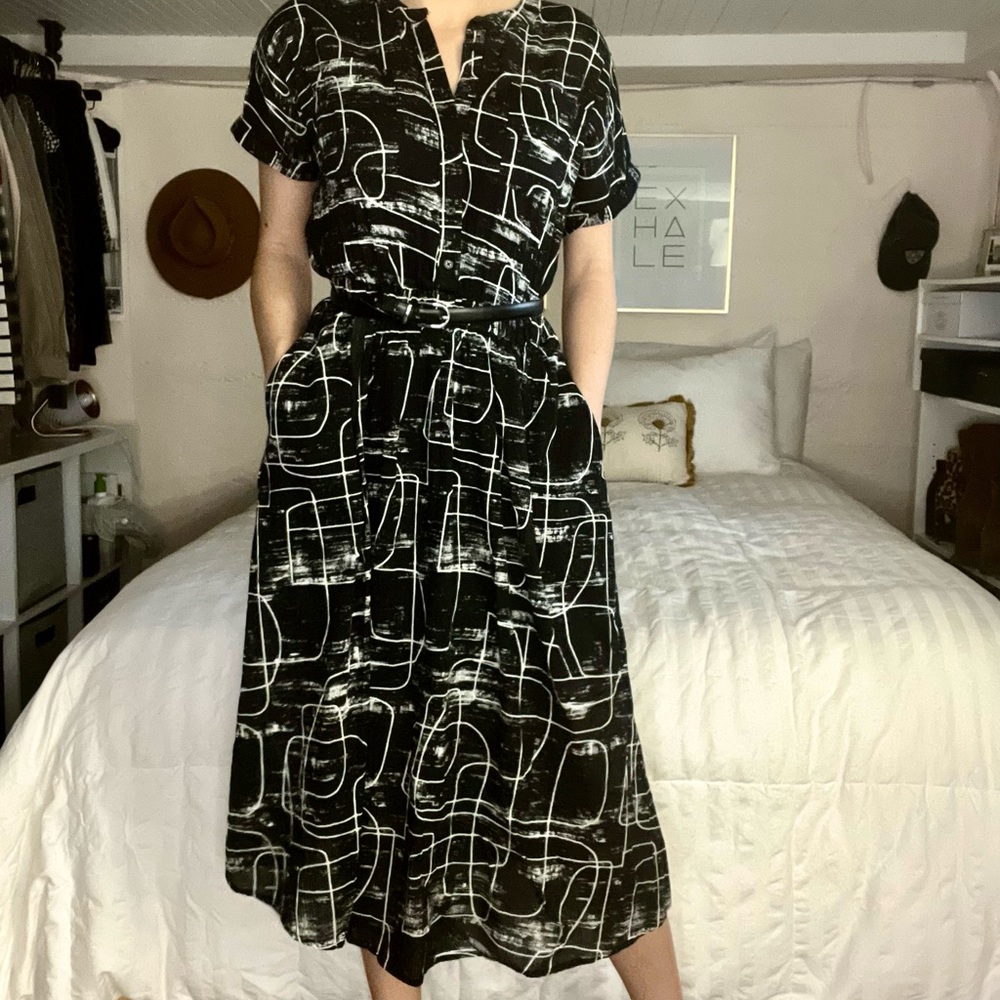 Black/white midi dress WITH POCKETS! Size small.